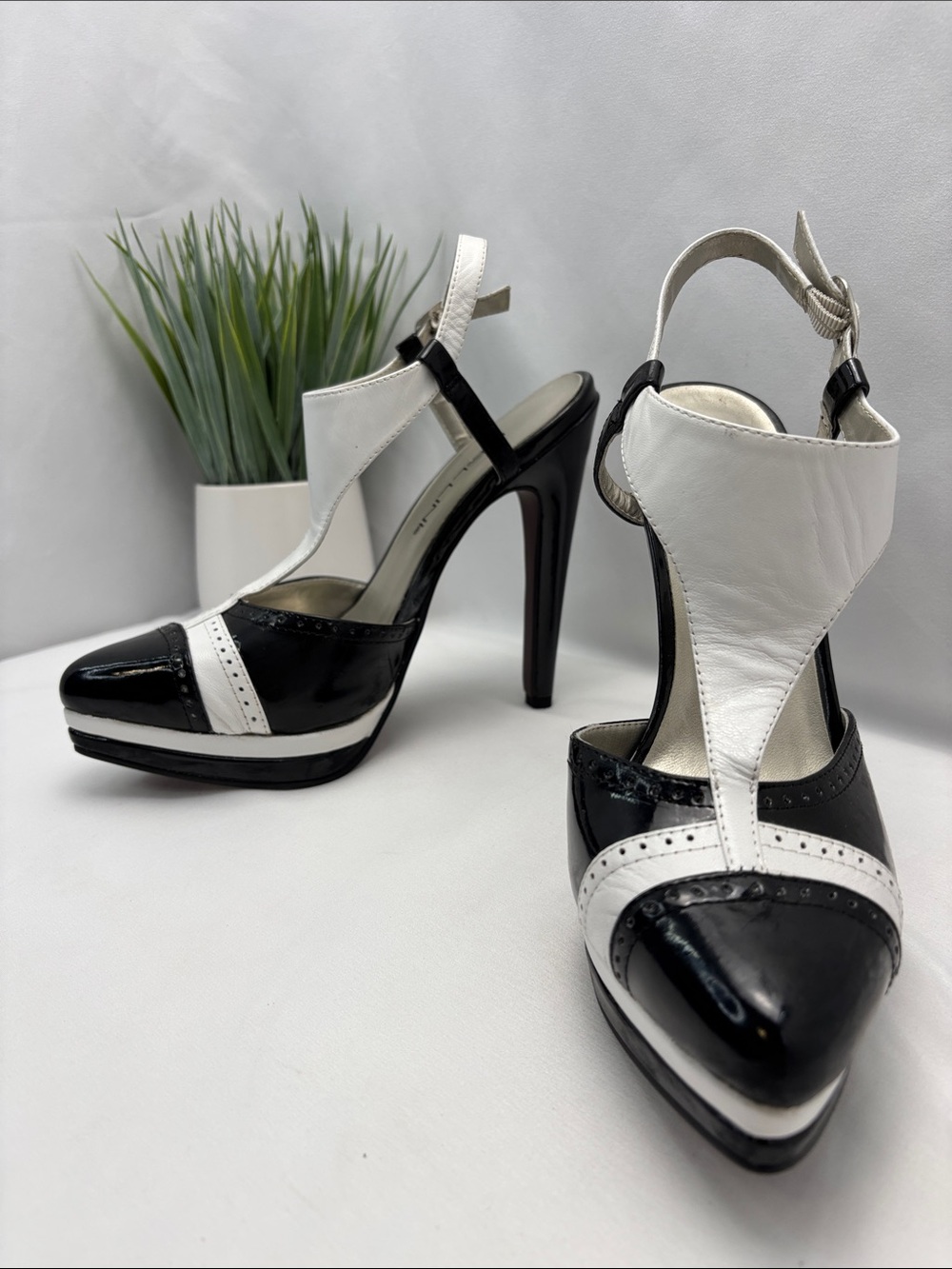 Bellini Women's 8.5 Two-Tone Black and White Pointed Toe High Heel Stiletto #383